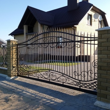 Кованые откатные ворота в загородный дом 2800x2000