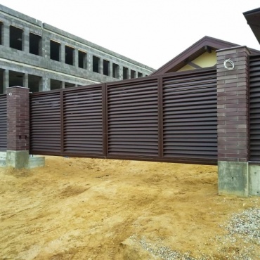Откатные ворота консольные комбинированная отделка 2700x1900