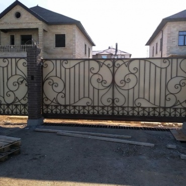 Откатные ворота кованые с калиткой 3500x2400