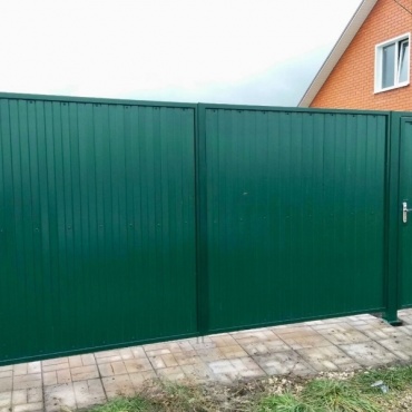 Ворота откатные с профнастилом зеленые 3000x2500
